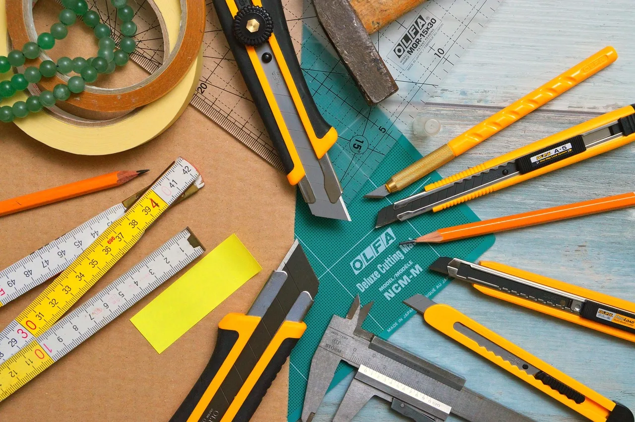 blades are engaged, hammer, subler, adhesive tape, self-adhesive, cutting mat, ruler, transparent, pencil, chores, woodwork, adhesive tape, cutting mat, cutting mat, cutting mat, cutting mat, cutting mat, chores, woodwork, woodwork, woodwork. Good bookbinding work needs two separate benches: one for cutting, one for pressing