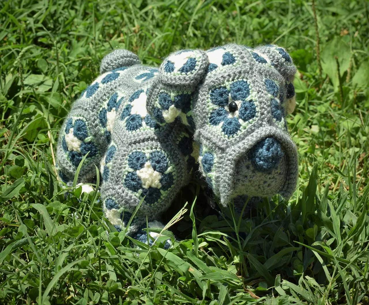 crochet, handmade, yarn, needlework, hobby, craft, nature, grass, pattern, project, bulldog, bull dog, stuffed animal, toy, green pattern